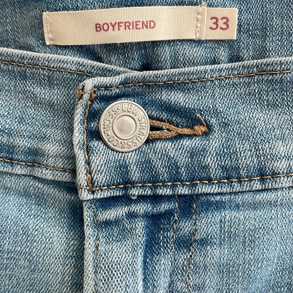 Levi’s Boyfriend Cut Jeans in Light Wash with stretch| 33 - Picture 4 of 8